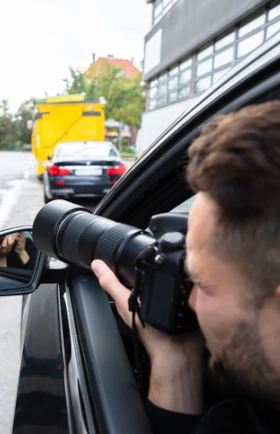 detectiv particular in auto pe o strada din Bucuresti