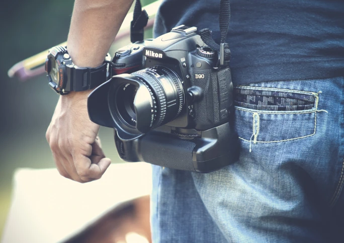 detectivi particular in București cu un aparat foto in mana intr-un caz de localizare persoana disparuta