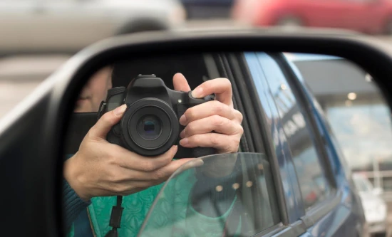 detectiv privat in Bucuresti surpinde o imagine in timp ce se afla in autoturism