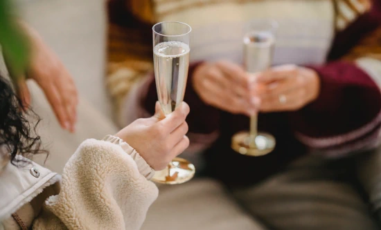 persoane de moralitate indoielnica cu pahare de vin in maini