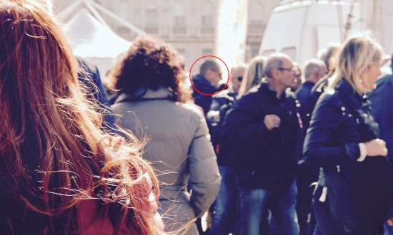 persoana disparuta localizata in mijlocul multimii pe o strada din Bucuresti